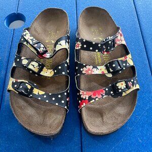 Super cute Birkenstock Florida style.  Size 6.5 (37 Euro)